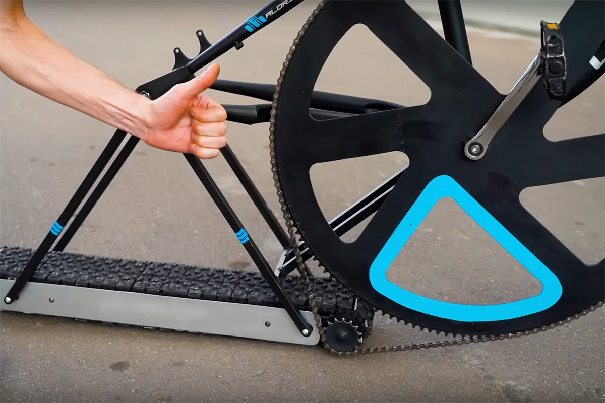A gear connects the pedals to the apex of the rear tread.